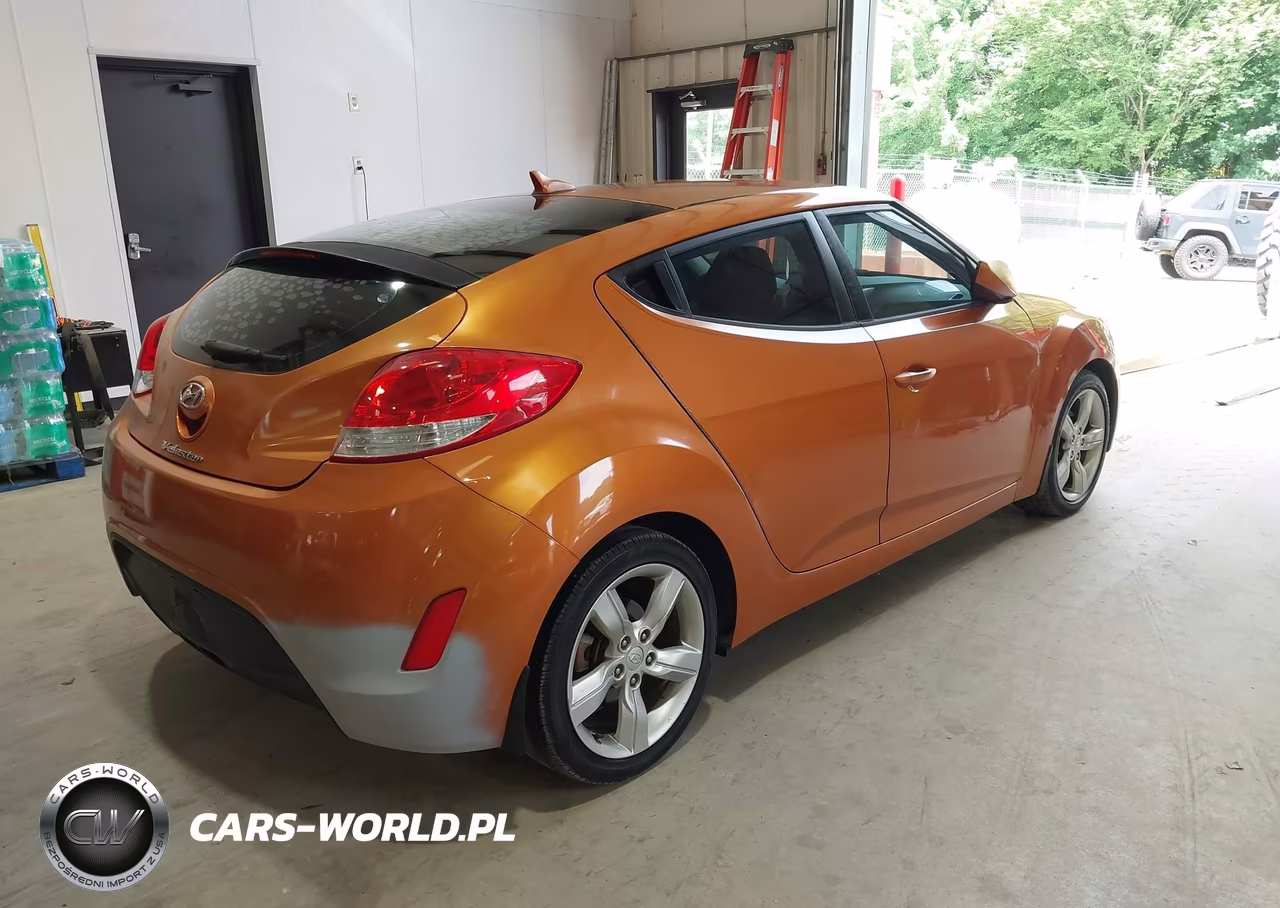 2013 Hyundai Veloster Base W-Black VIN:KMHTC6AD7DU155437 - 4