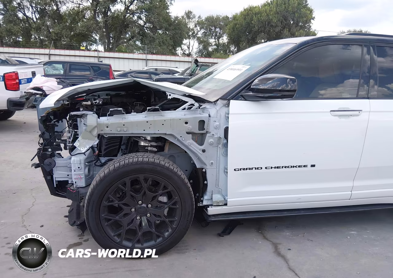 2025 Jeep Grand Cherokee Summit 4X4 VIN:1C4RJHEG5S8644235 - 18