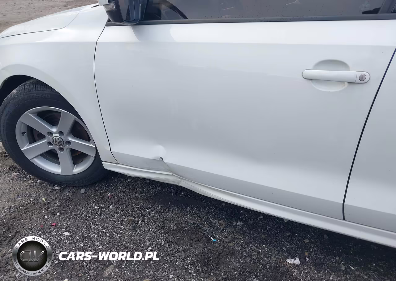 VOLKSWAGEN JETTA VIN:3VWD17AJXEM305019 - 17