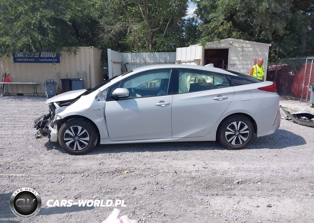 2018 Toyota Prius Prime Plus VIN:JTDKARFP6J3092889 - 14