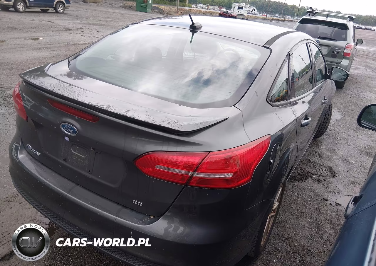 2015 Ford Focus Se VIN:1FADP3F29FL319417 - 4