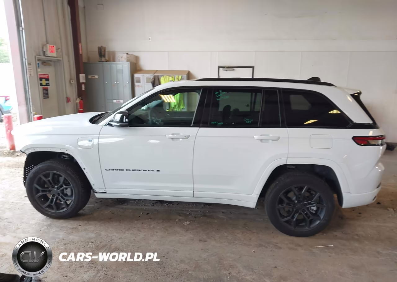 2025 Jeep Grand Cherokee 4Xe Anniversary Edition VIN:1C4RJYB61S8677910 - 14