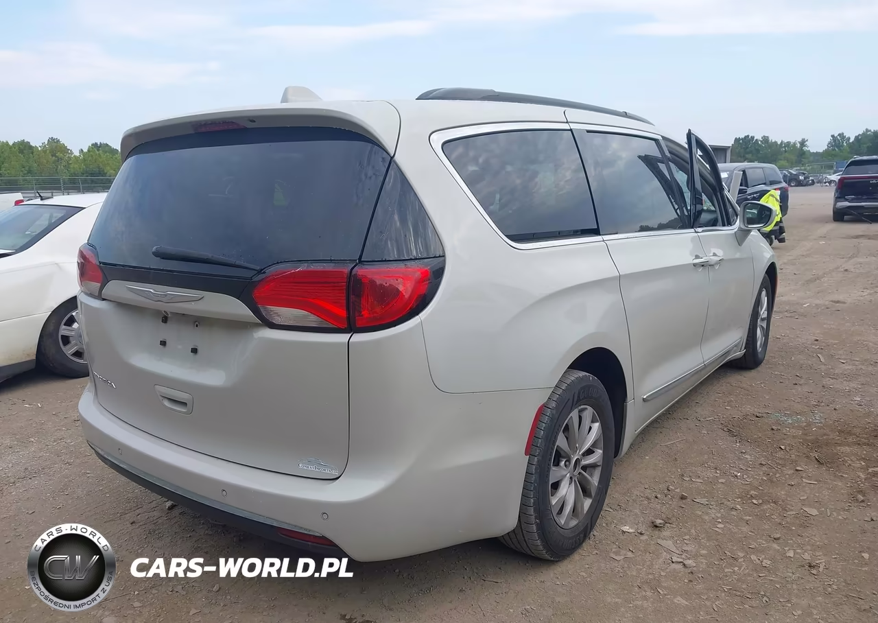 2017 Chrysler Pacifica Touring-L VIN:2C4RC1BG9HR661302 - 4