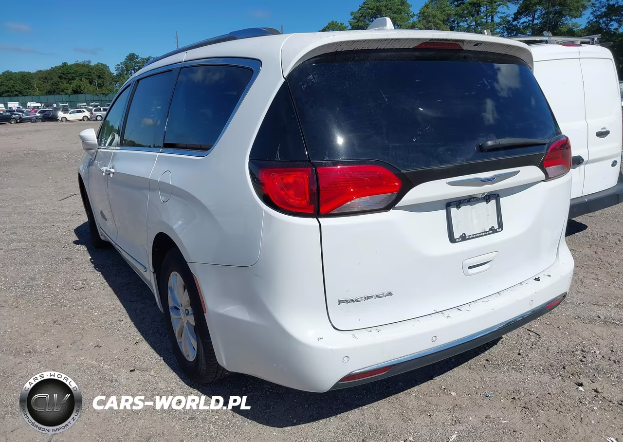 2019 Chrysler Pacifica Touring L VIN:2C4RC1BG0KR526751 - 3