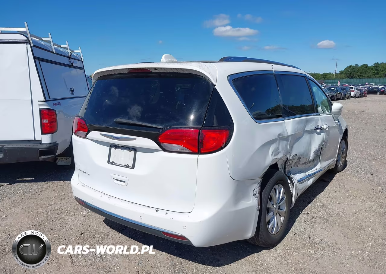 2019 Chrysler Pacifica Touring L VIN:2C4RC1BG0KR526751 - 4