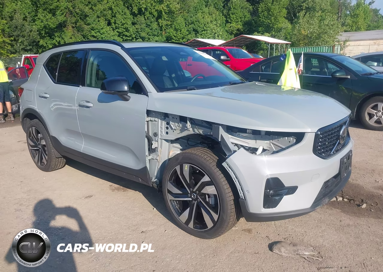 2025 Volvo Xc40 B5 Plus Dark Theme – zdjęcie 1 z 17