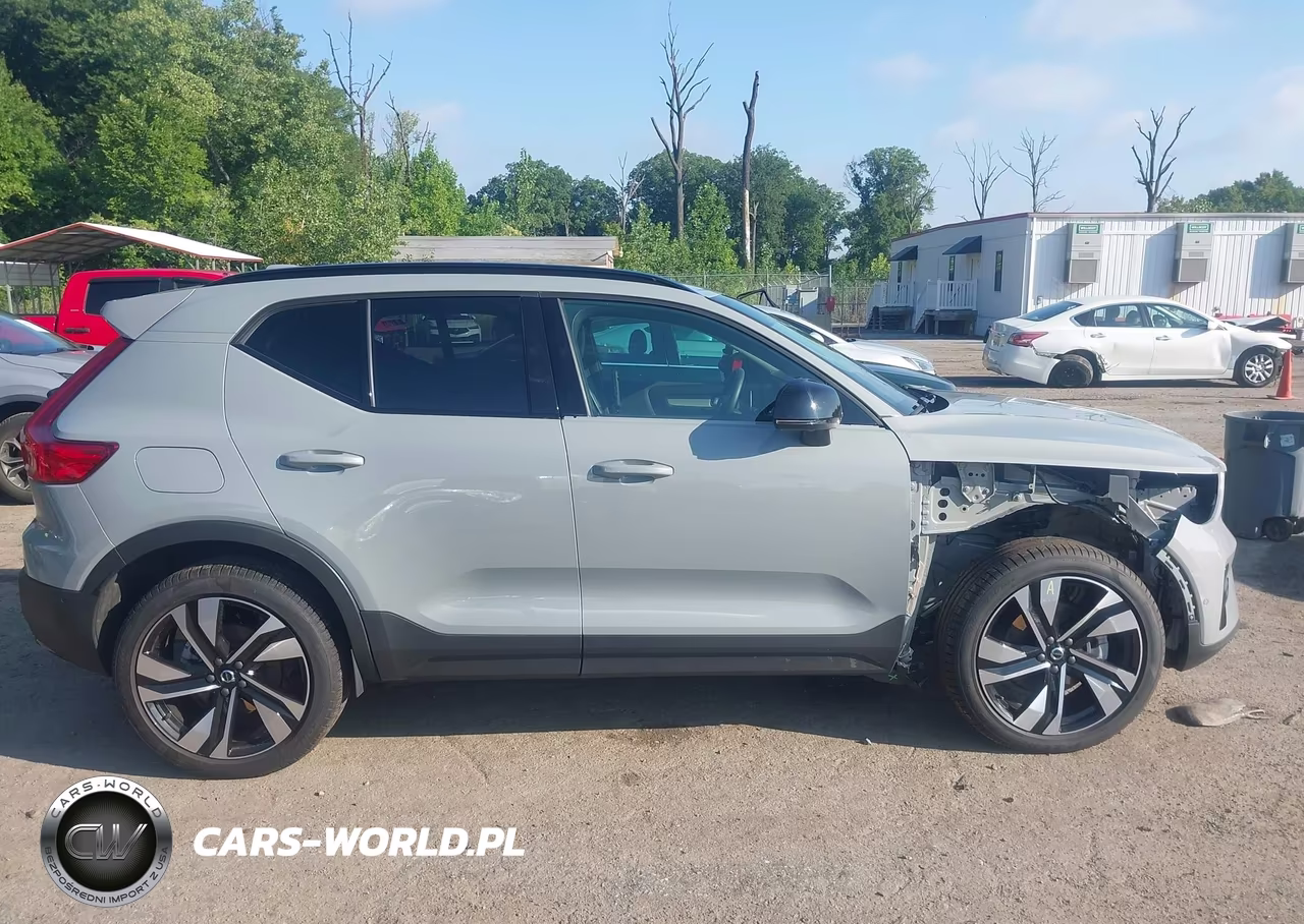 2025 Volvo Xc40 B5 Plus Dark Theme VIN:YV4L12UC0S2609331 - 14