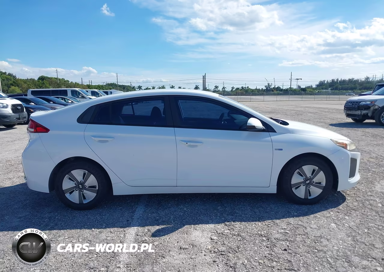 2018 Hyundai Ioniq Hybrid Blue VIN:KMHC65LC5JU100437 - 13