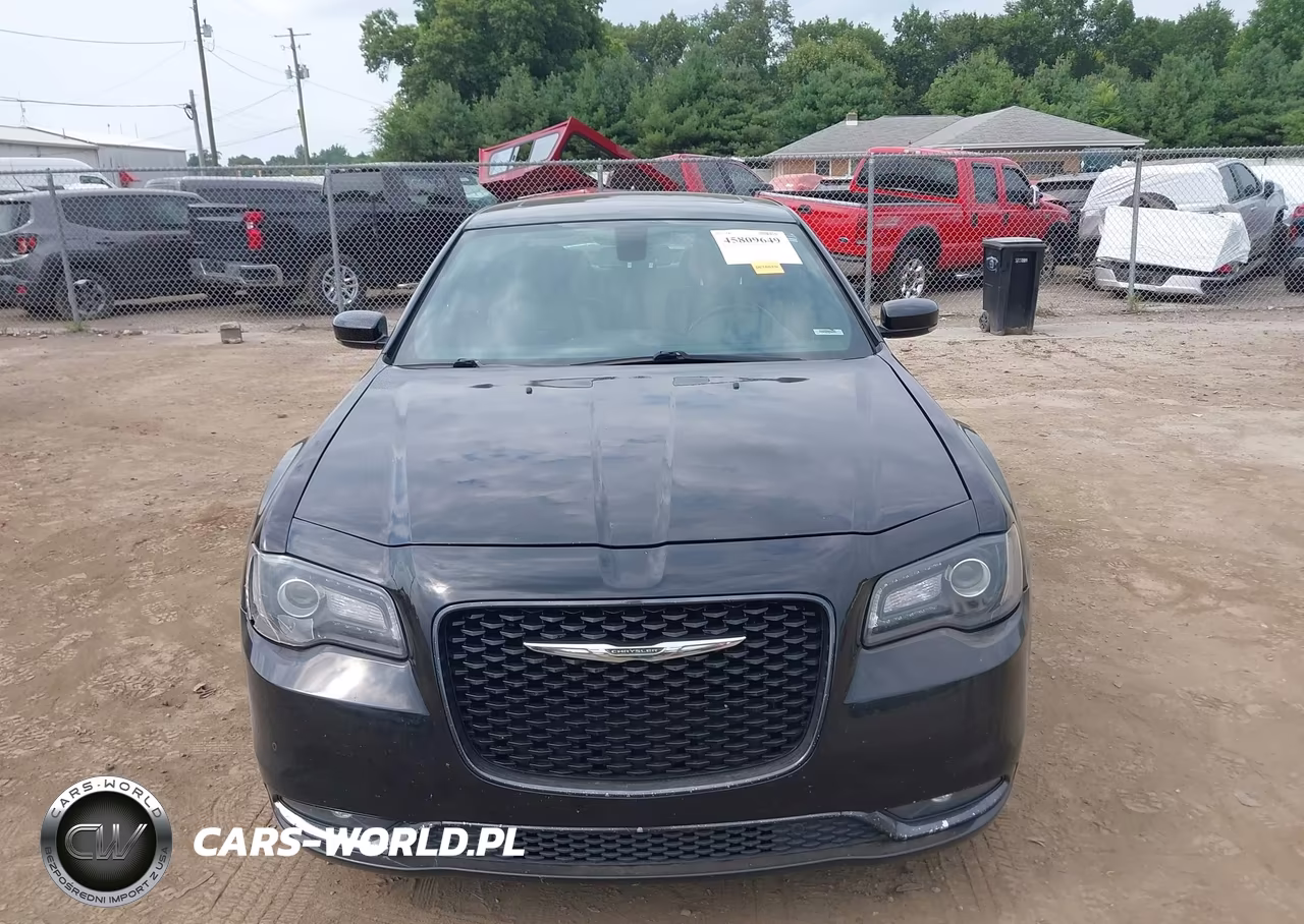 2019 Chrysler 300 300S VIN:2C3CCABG7KH590883 - 13