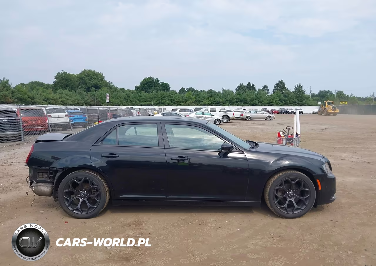 2019 Chrysler 300 300S VIN:2C3CCABG7KH590883 - 14
