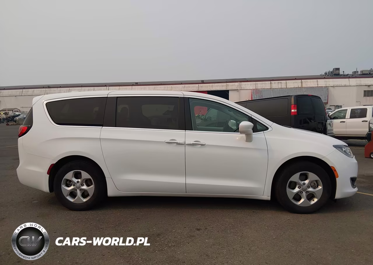 2018 Chrysler Pacifica Hybrid Touring Plus VIN:2C4RC1H71JR311661 - 13