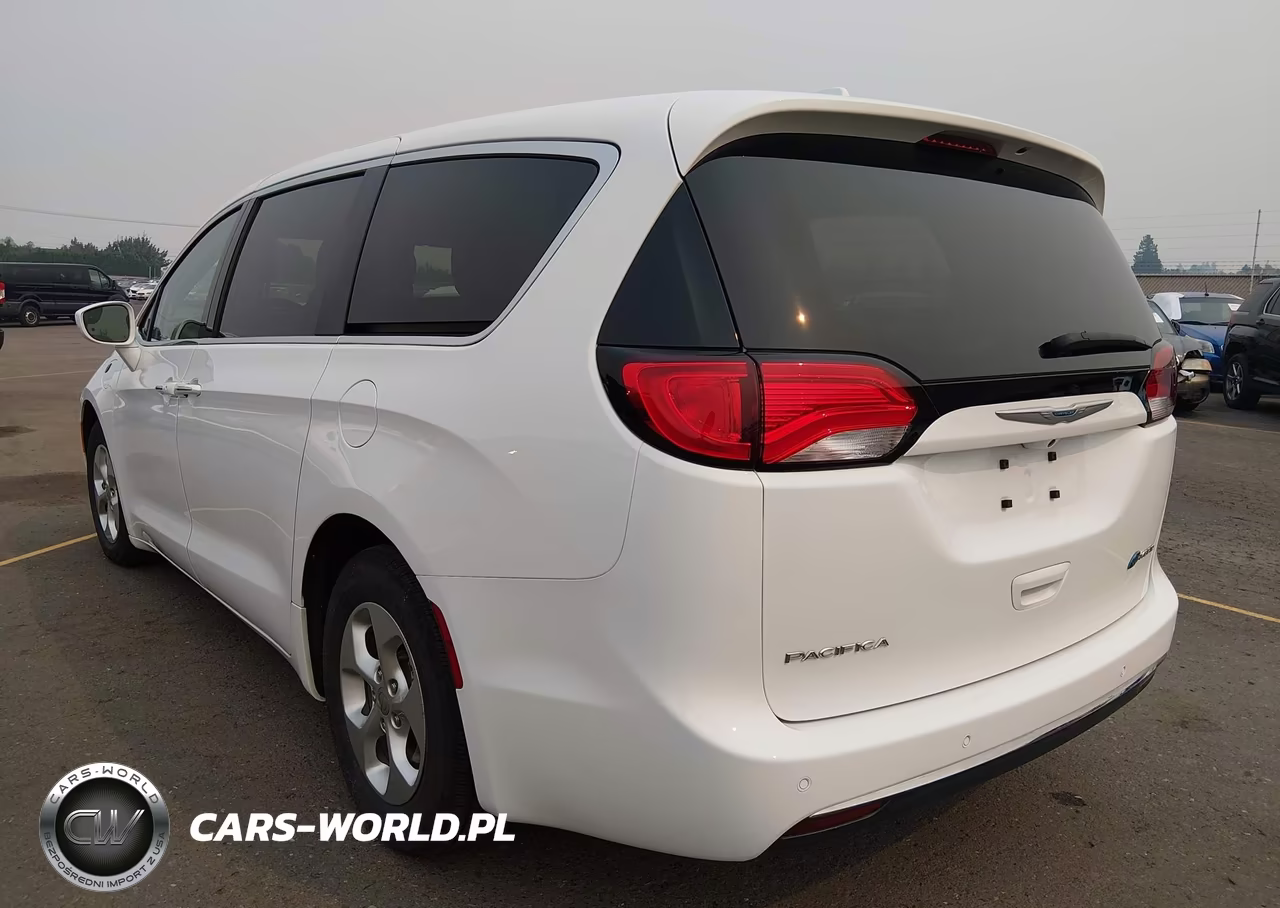 2018 Chrysler Pacifica Hybrid Touring Plus VIN:2C4RC1H71JR311661 - 3