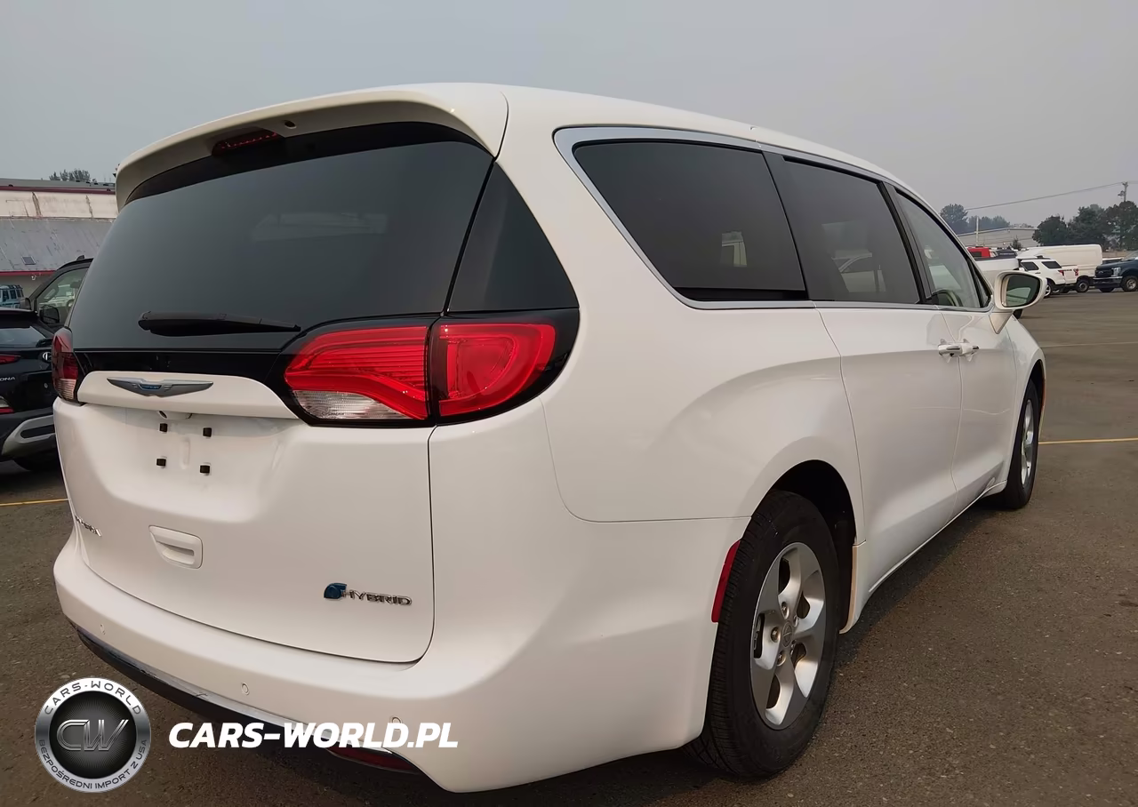 2018 Chrysler Pacifica Hybrid Touring Plus VIN:2C4RC1H71JR311661 - 4