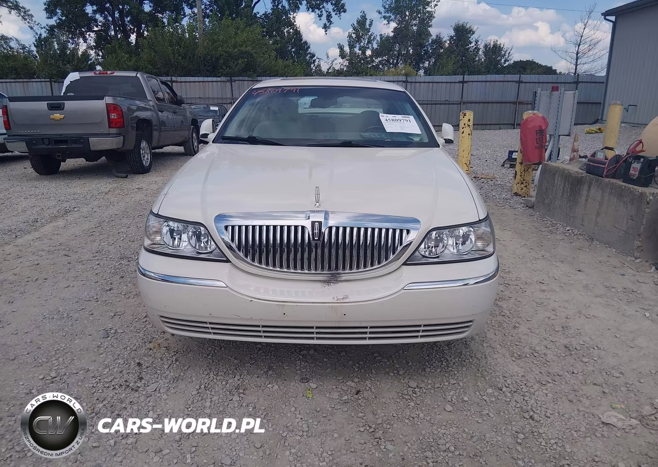 2005 Lincoln Town Car Signature Limited VIN:1LNHM82W15Y642223 - 13
