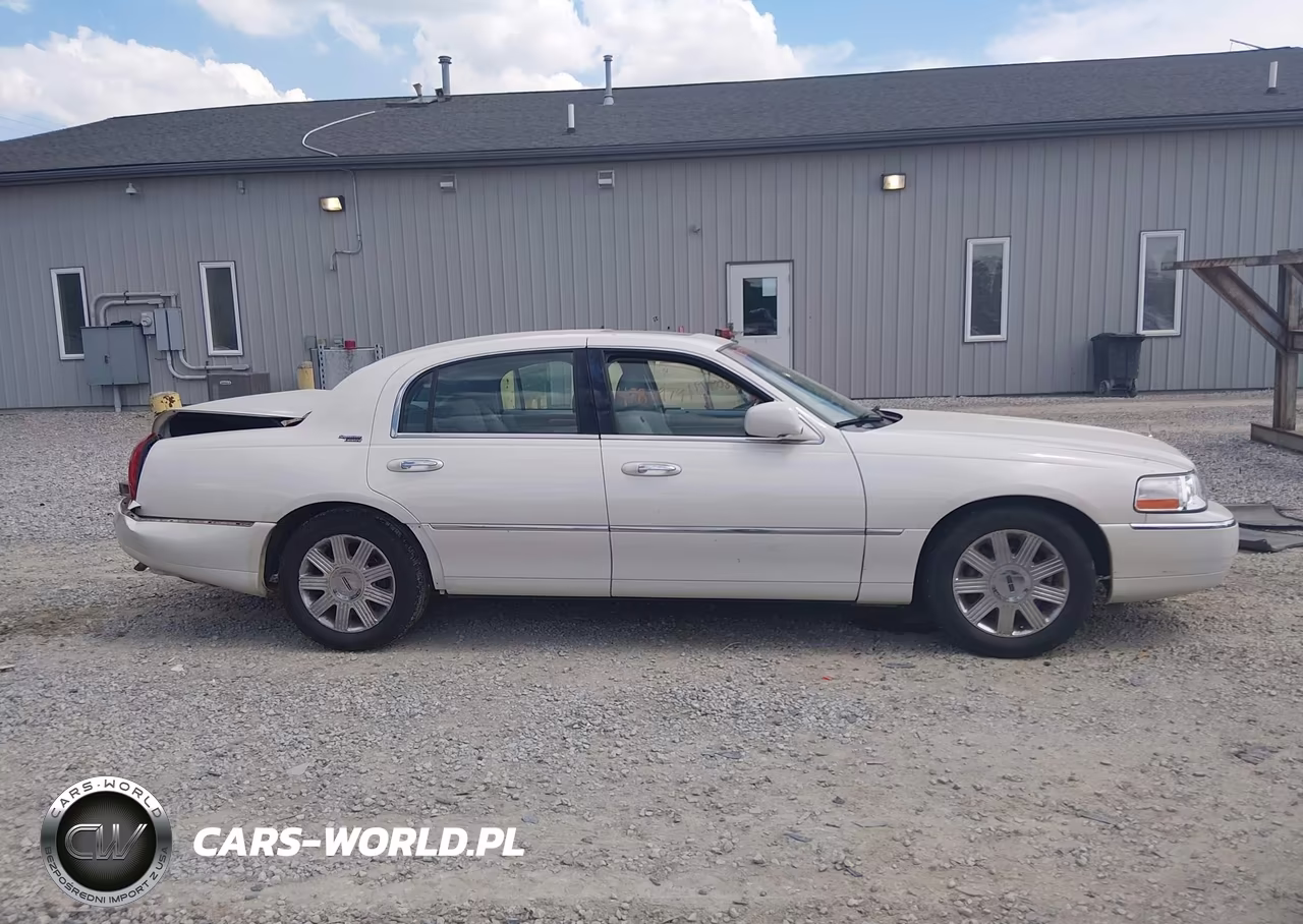 2005 Lincoln Town Car Signature Limited VIN:1LNHM82W15Y642223 - 14