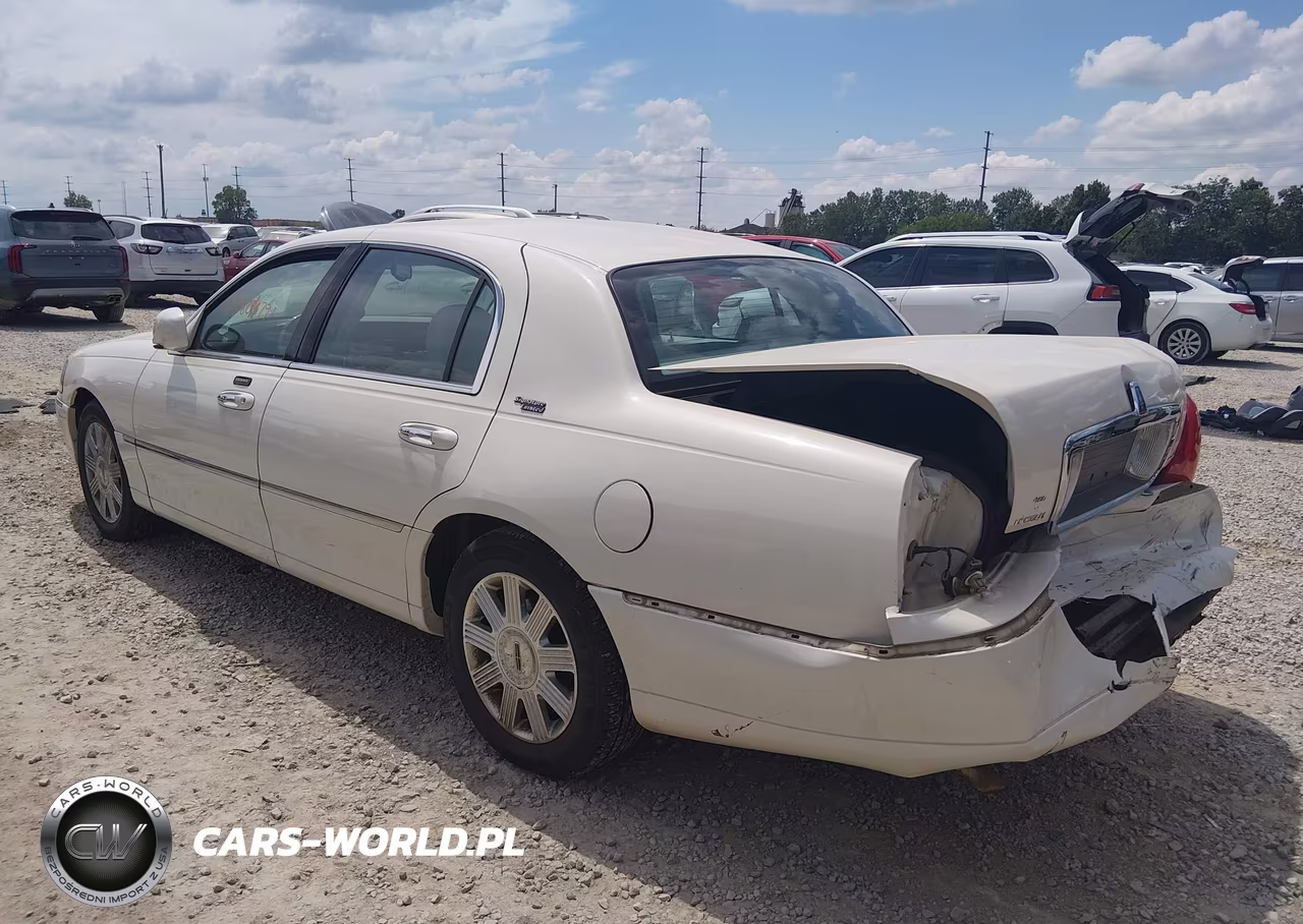 2005 Lincoln Town Car Signature Limited VIN:1LNHM82W15Y642223 - 3