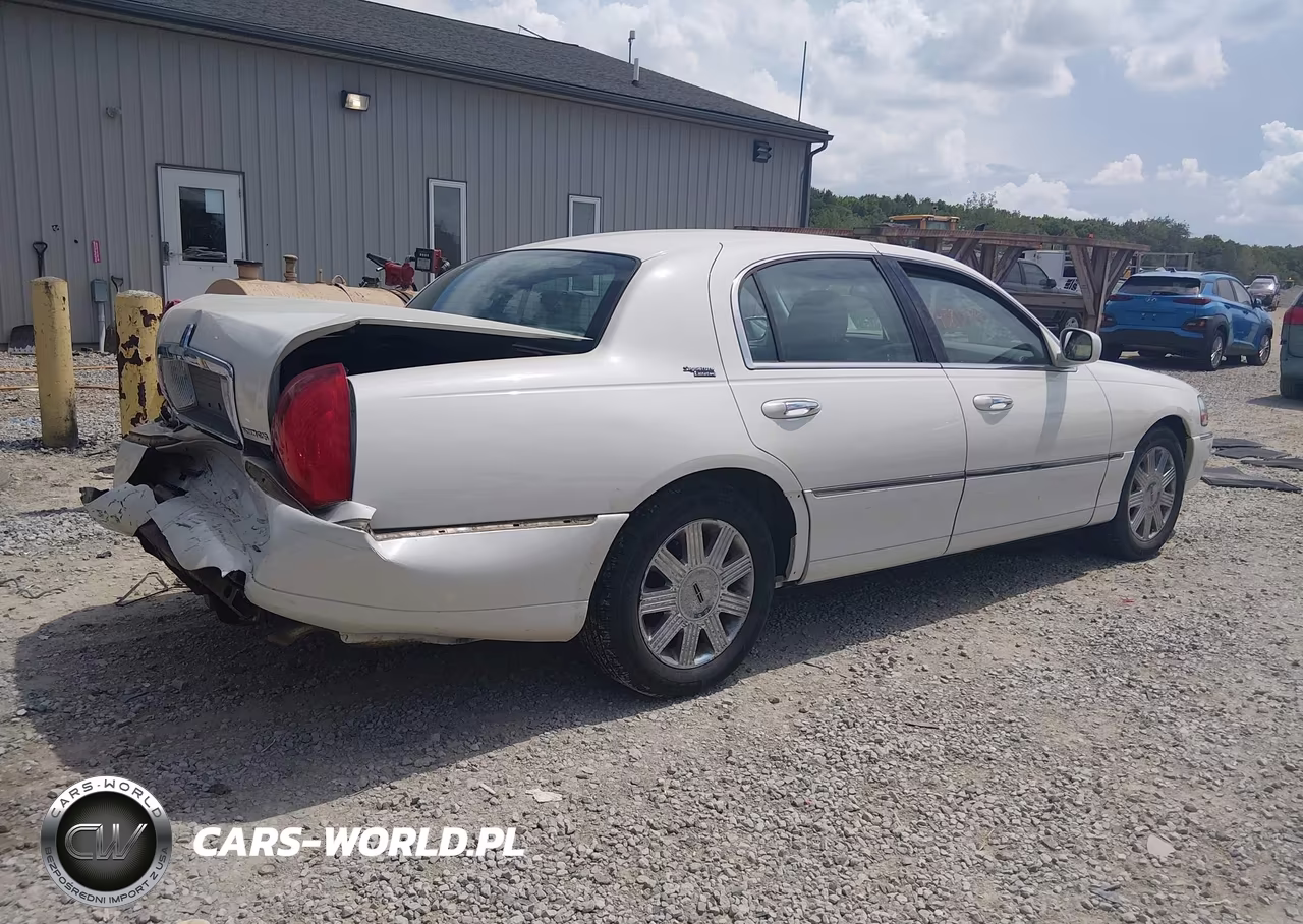 2005 Lincoln Town Car Signature Limited VIN:1LNHM82W15Y642223 - 4