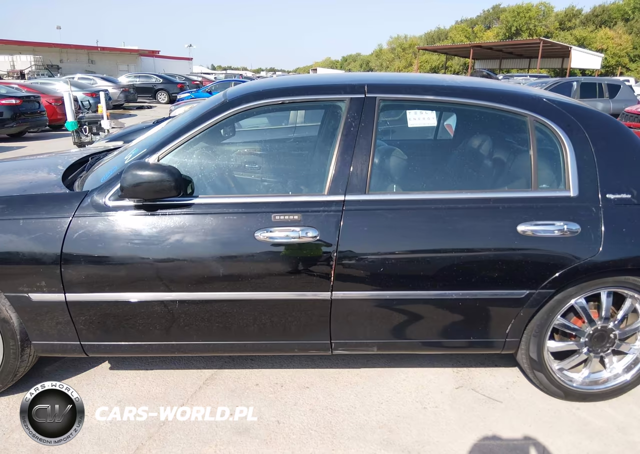 2002 Lincoln Town Car Signature VIN:1LNHM82W32Y656958 - 14
