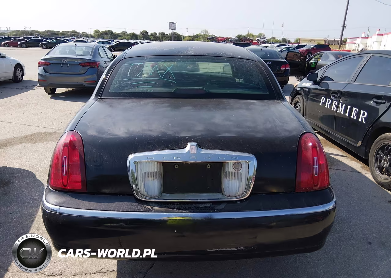 2002 Lincoln Town Car Signature VIN:1LNHM82W32Y656958 - 16