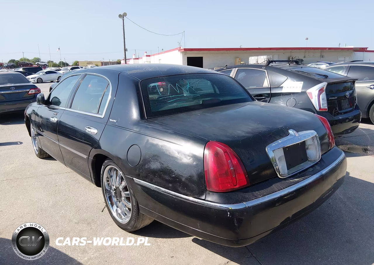 2002 Lincoln Town Car Signature VIN:1LNHM82W32Y656958 - 3
