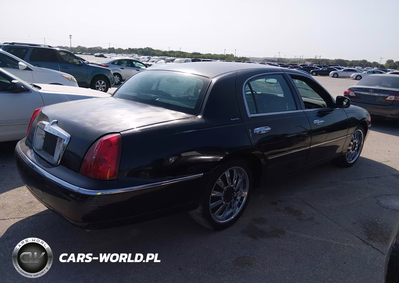 2002 Lincoln Town Car Signature VIN:1LNHM82W32Y656958 - 4