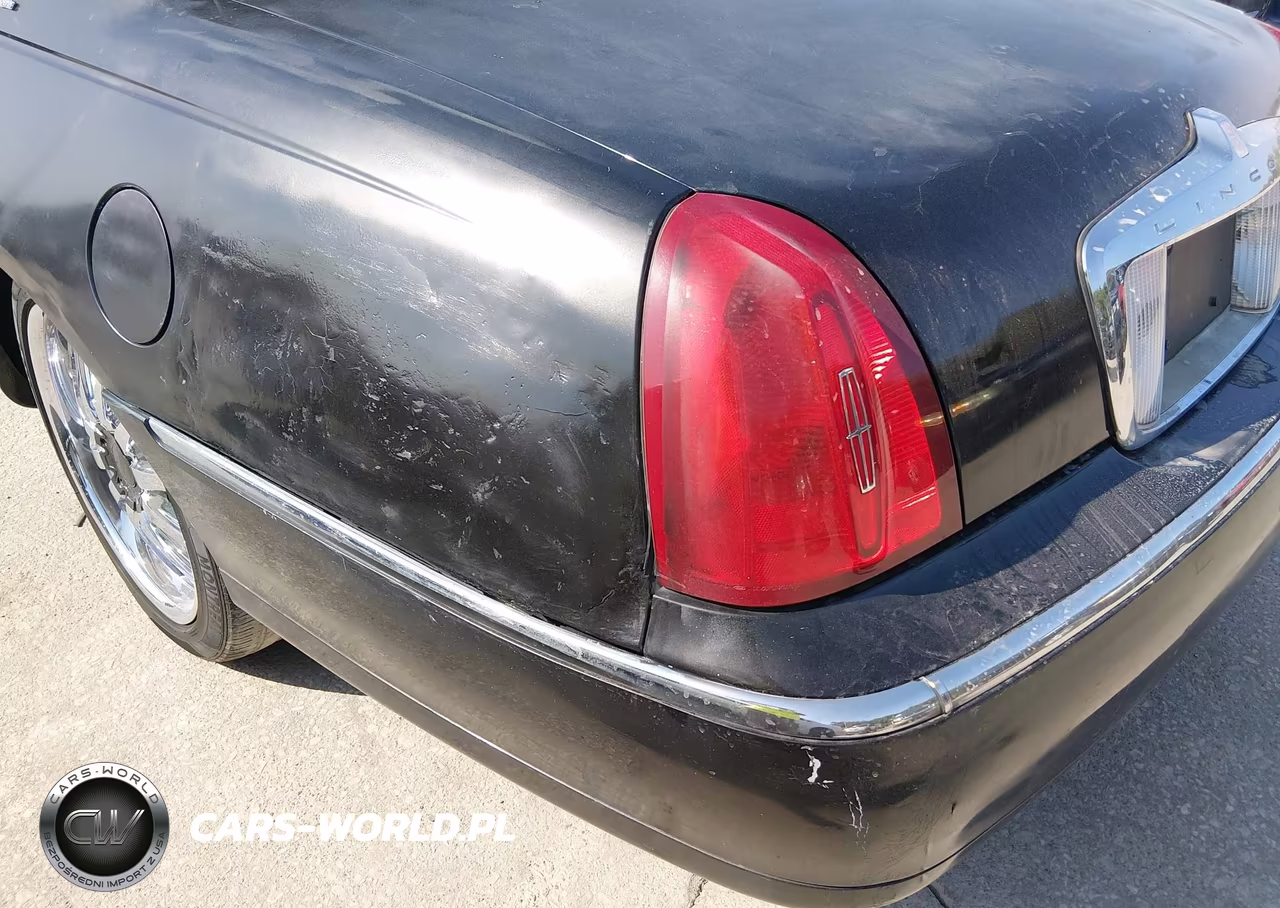 2002 Lincoln Town Car Signature VIN:1LNHM82W32Y656958 - 6