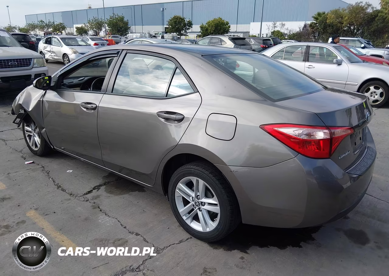 2018 Toyota Corolla Le VIN:5YFBURHE5JP788671 - 3