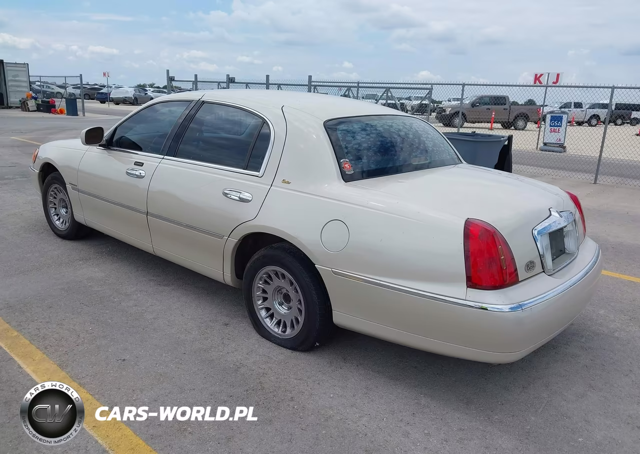 2002 Lincoln Town Car Cartier VIN:1LNHM83W52Y643479 - 3
