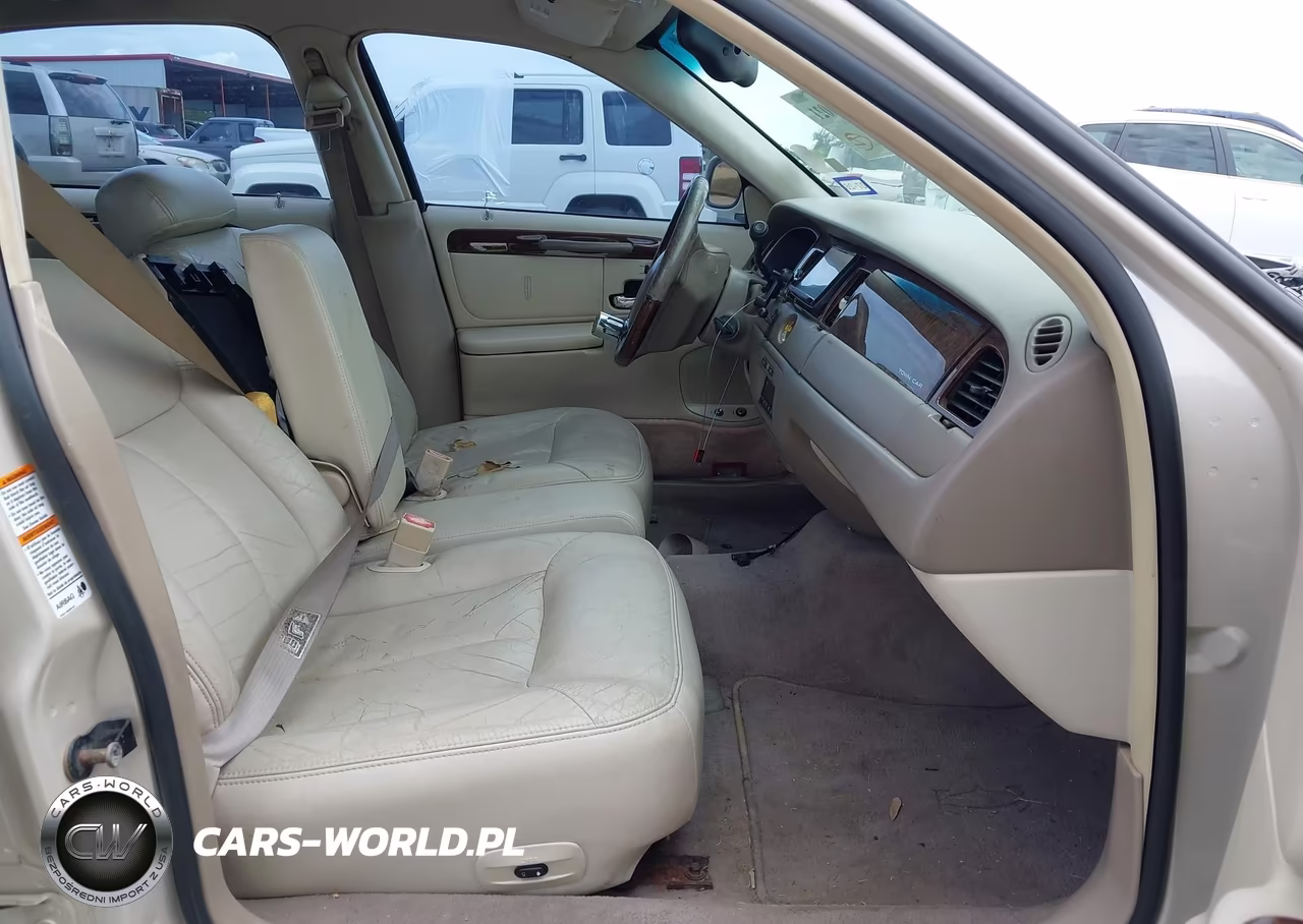 2002 Lincoln Town Car Cartier VIN:1LNHM83W52Y643479 - 5