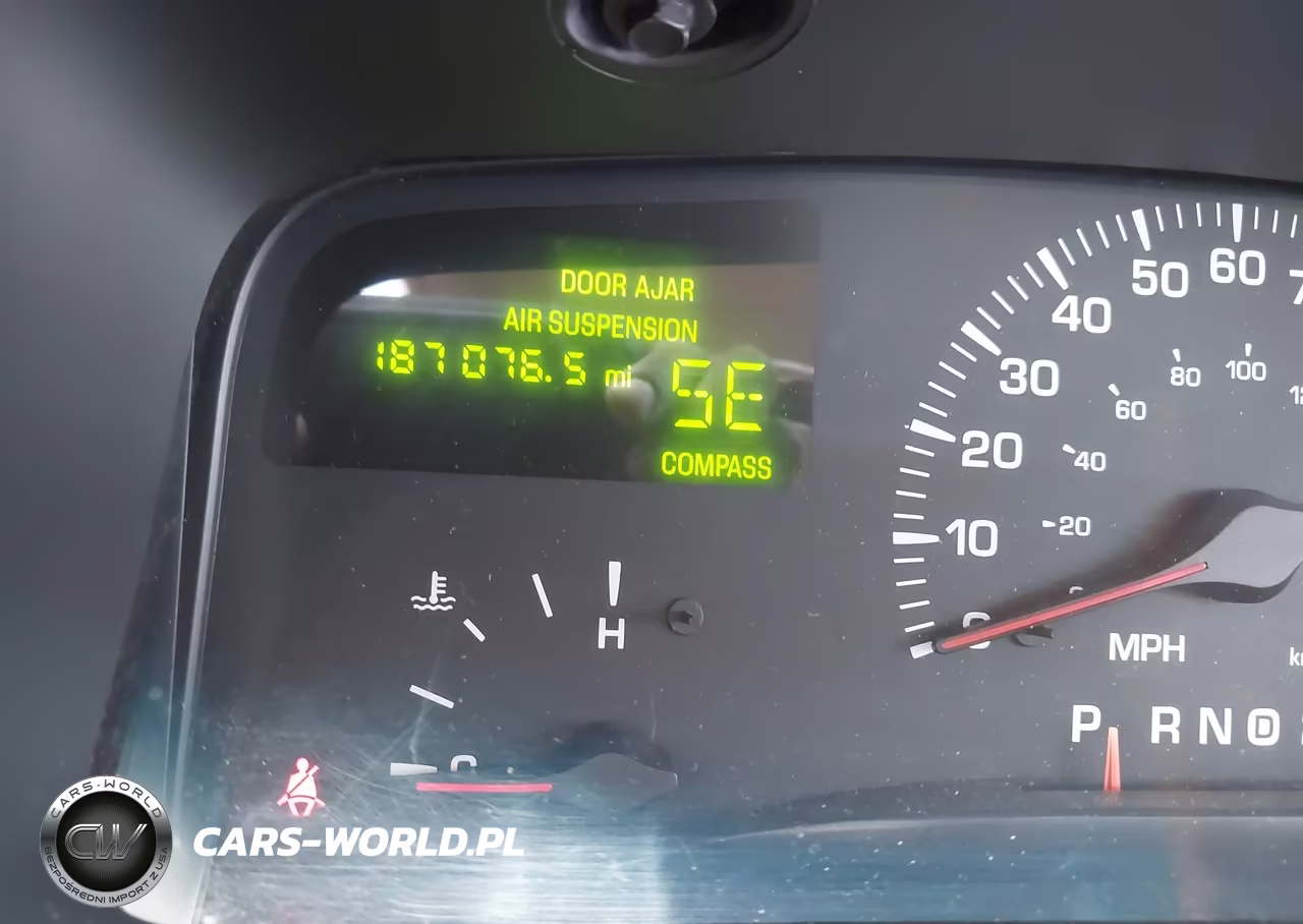 2002 Lincoln Town Car Cartier VIN:1LNHM83W52Y643479 - 7