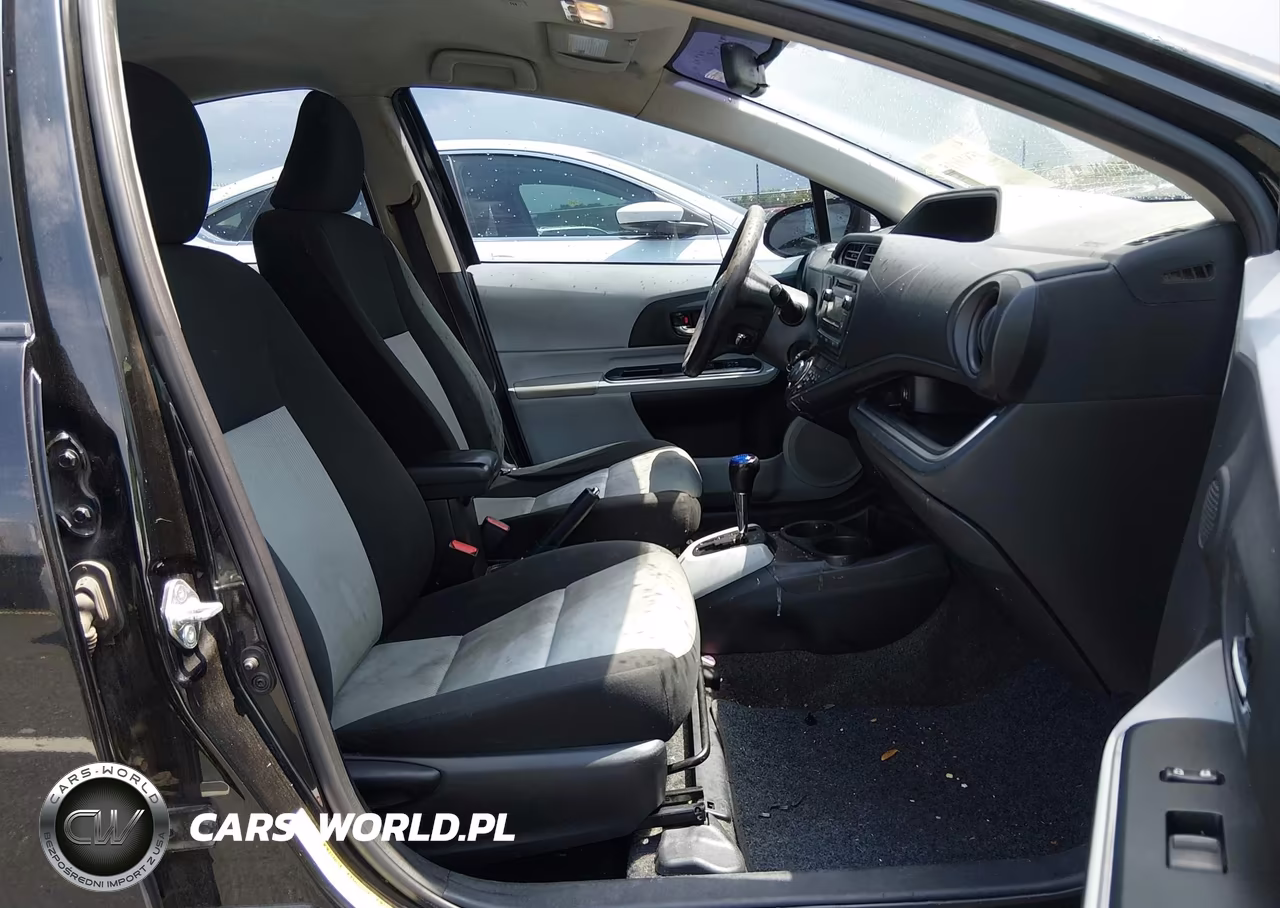 2014 Toyota Prius C Two VIN:JTDKDTB32E1073796 - 5