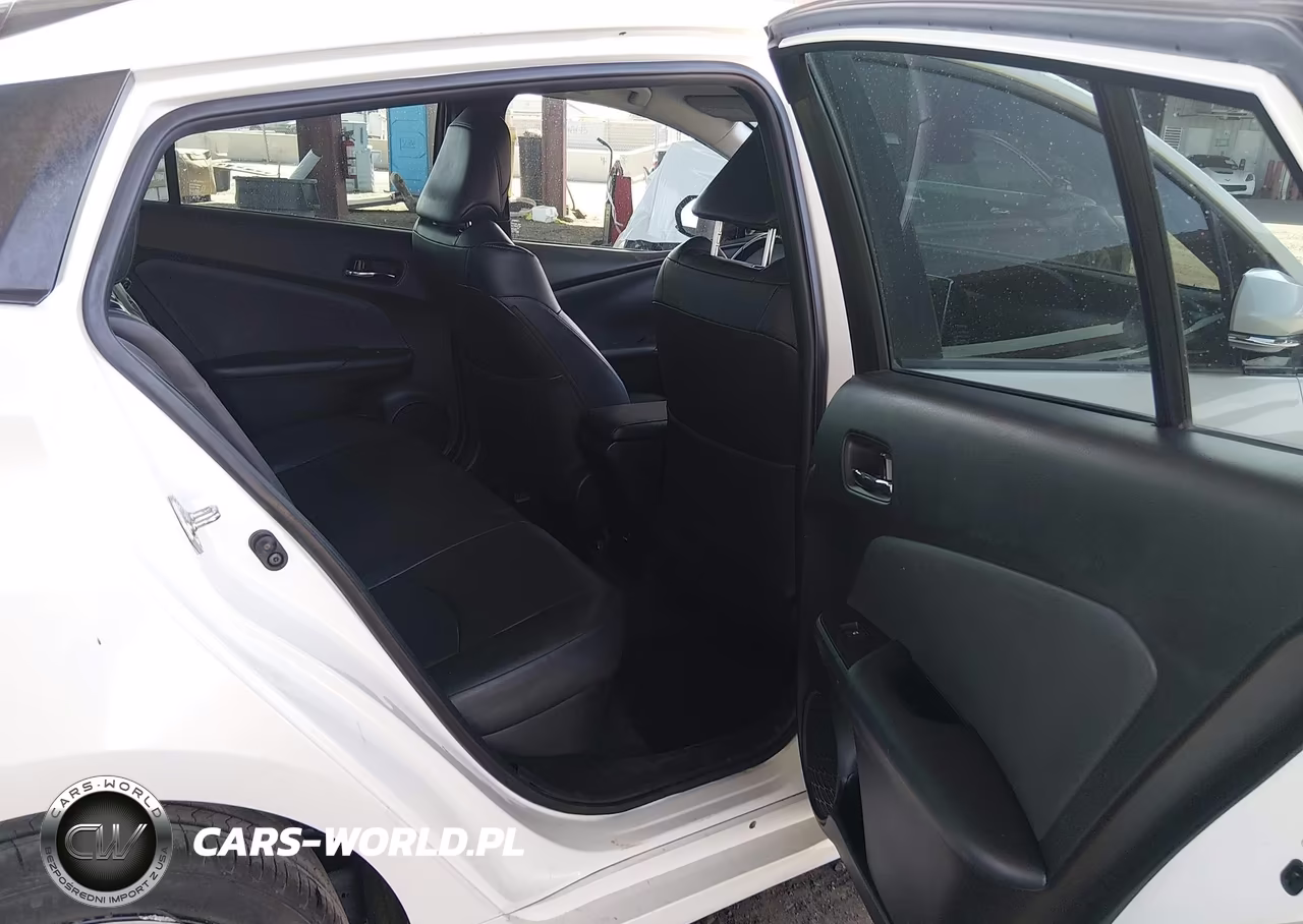 2018 Toyota Prius Four Touring VIN:JTDKARFU1J3061913 - 8