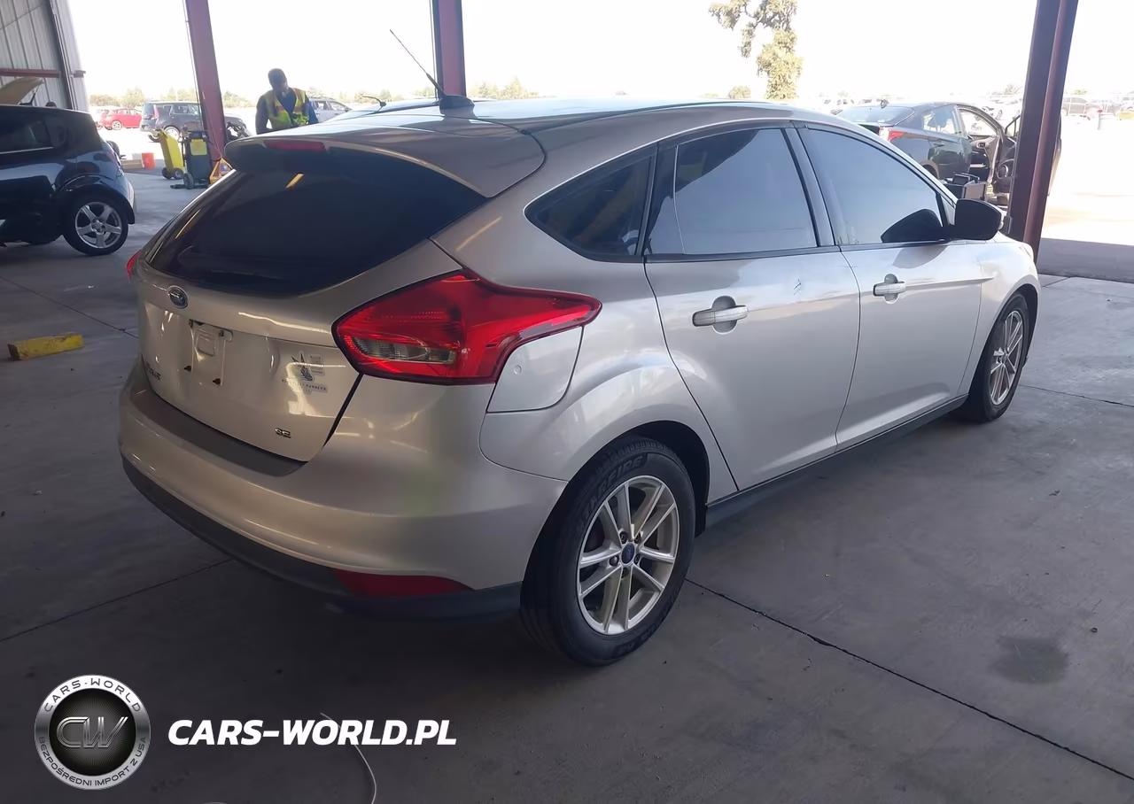 2017 Ford Focus Se VIN:1FADP3K23HL214977 - 4
