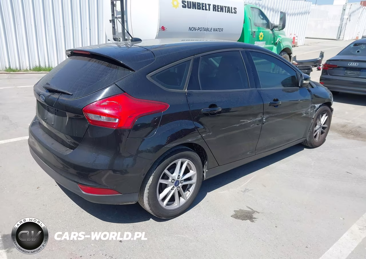 2015 Ford Focus Se VIN:1FADP3K20FL326987 - 4