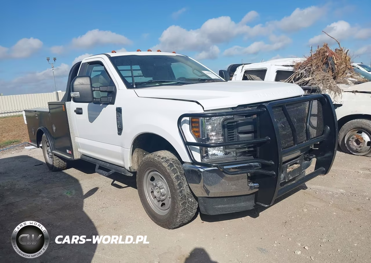 2018 Ford F-350 Chassis Xl