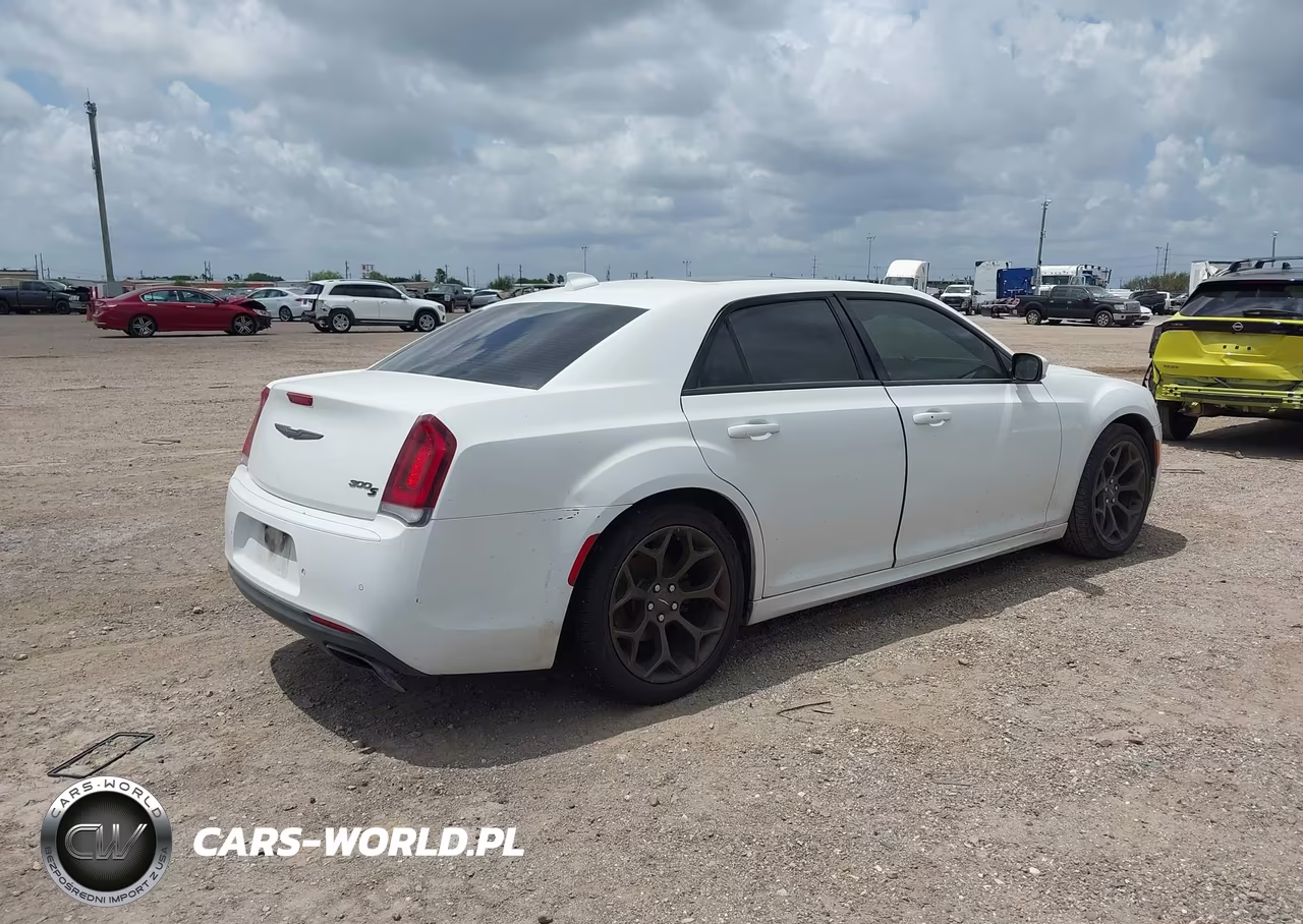 2016 Chrysler 300 300S Alloy Edition VIN:2C3CCABG5GH324950 - 4
