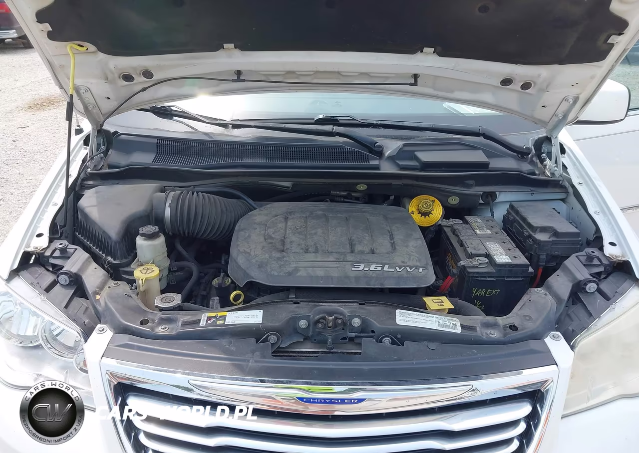 2015 Chrysler Town & Country Touring VIN:2C4RC1BG2FR655113 - 10