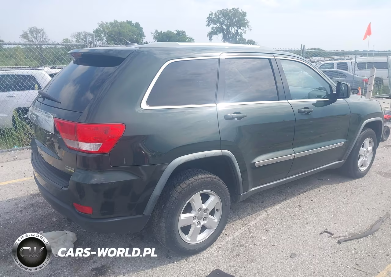 2011 Jeep Grand Cherokee Laredo VIN:1J4RR4GG4BC586110 - 4