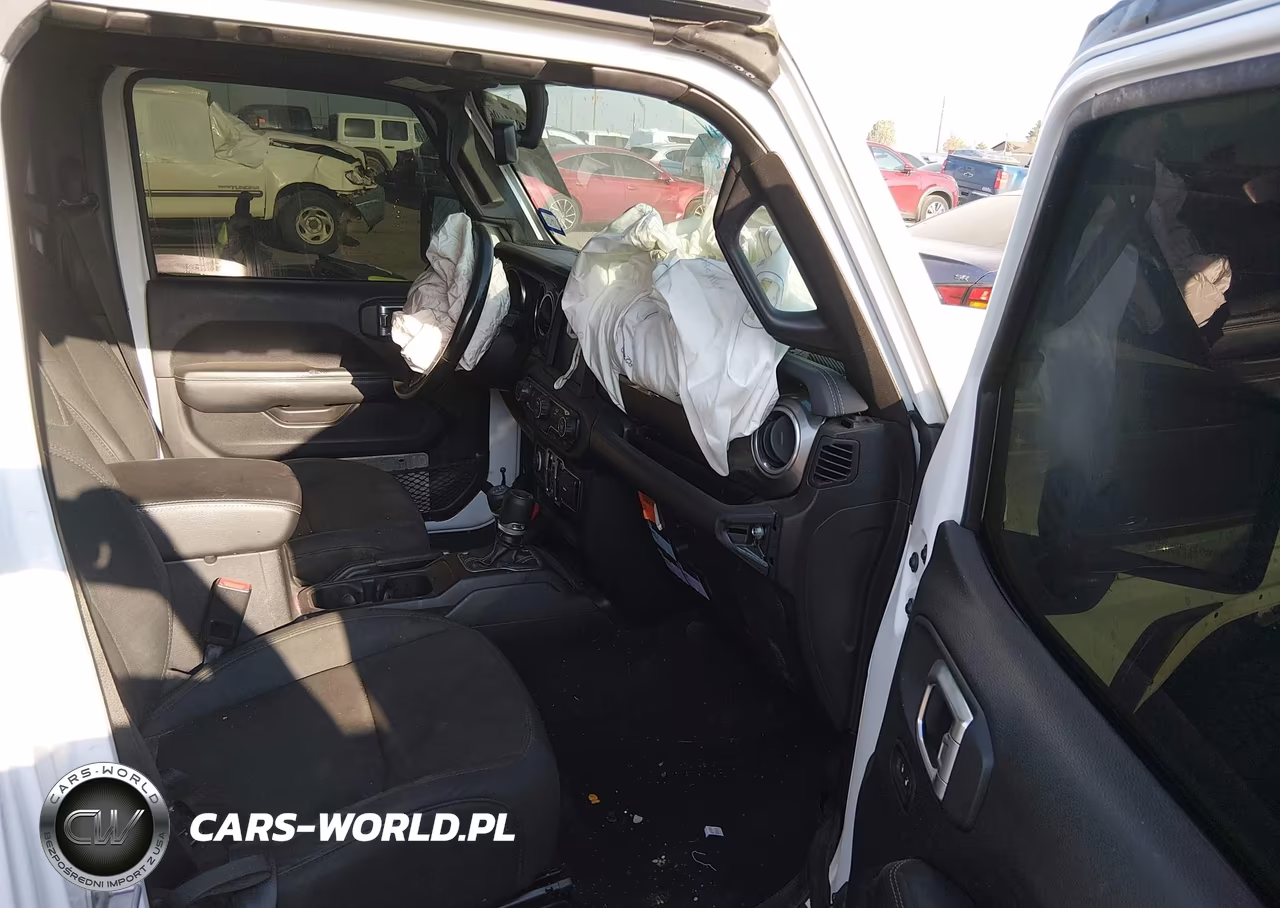 2019 Jeep Wrangler Unlimited Sahara 4X4 VIN:1C4HJXEN2KW618997 - 5