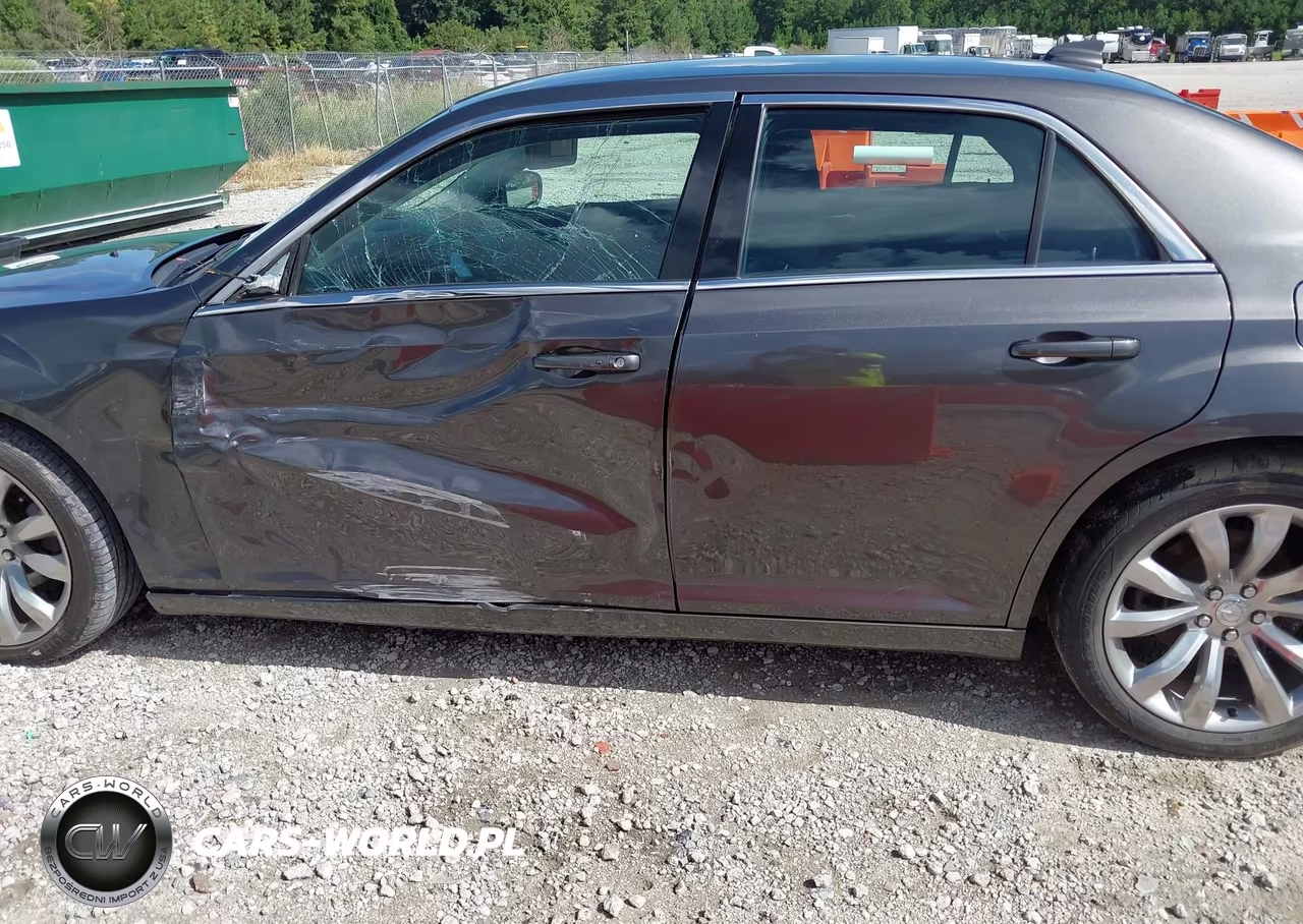 2018 Chrysler 300 Touring VIN:2C3CCAAG2JH294038 - 14