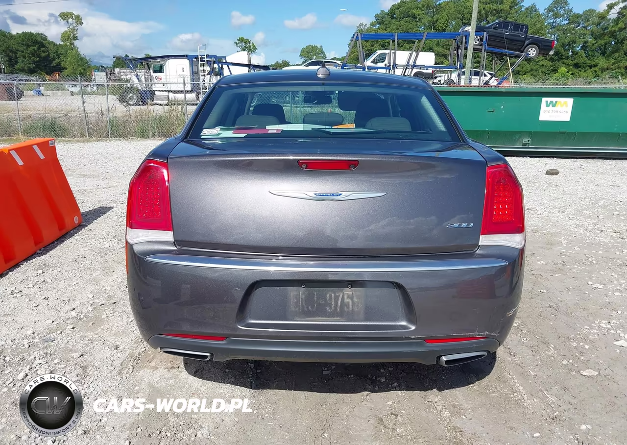 2018 Chrysler 300 Touring VIN:2C3CCAAG2JH294038 - 16