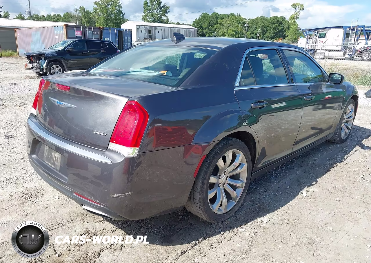 2018 Chrysler 300 Touring VIN:2C3CCAAG2JH294038 - 4