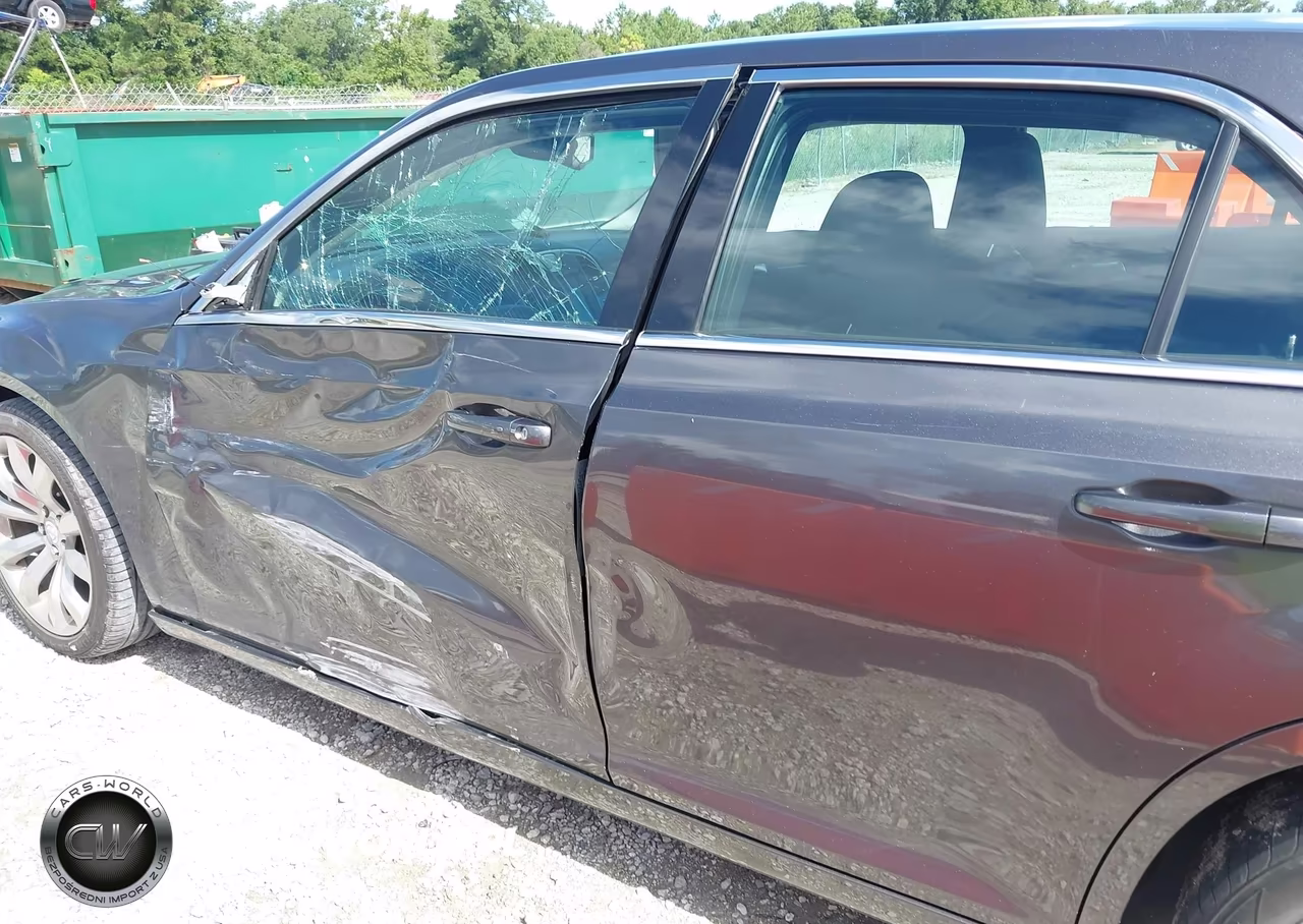 2018 Chrysler 300 Touring VIN:2C3CCAAG2JH294038 - 6