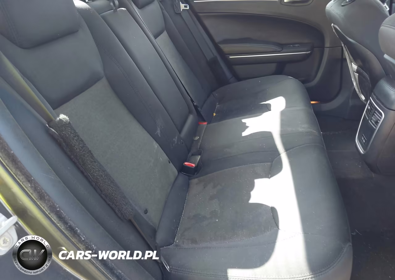 2018 Chrysler 300 Touring VIN:2C3CCAAG2JH294038 - 8