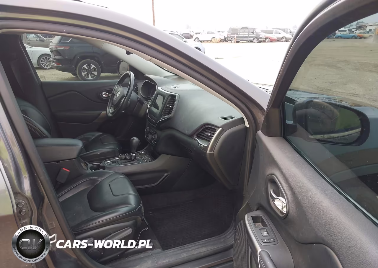 2019 Jeep Cherokee Latitude Plus 4X4 VIN:1C4PJMLN2KD143084 - 5