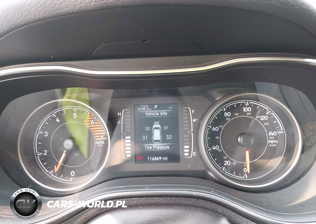 2019 Jeep Cherokee Latitude Plus 4X4 VIN:1C4PJMLN2KD143084 - 7