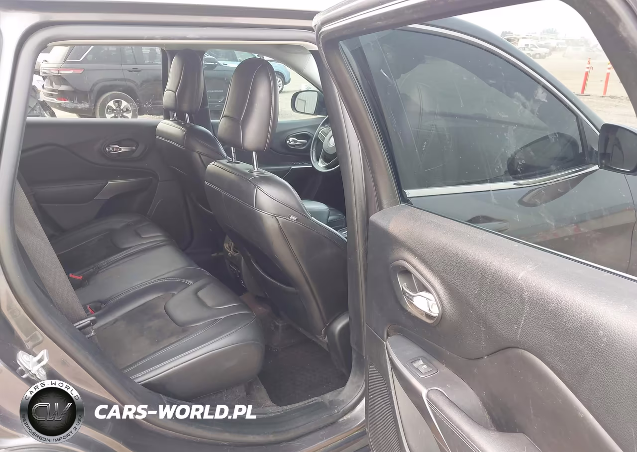 2019 Jeep Cherokee Latitude Plus 4X4 VIN:1C4PJMLN2KD143084 - 8