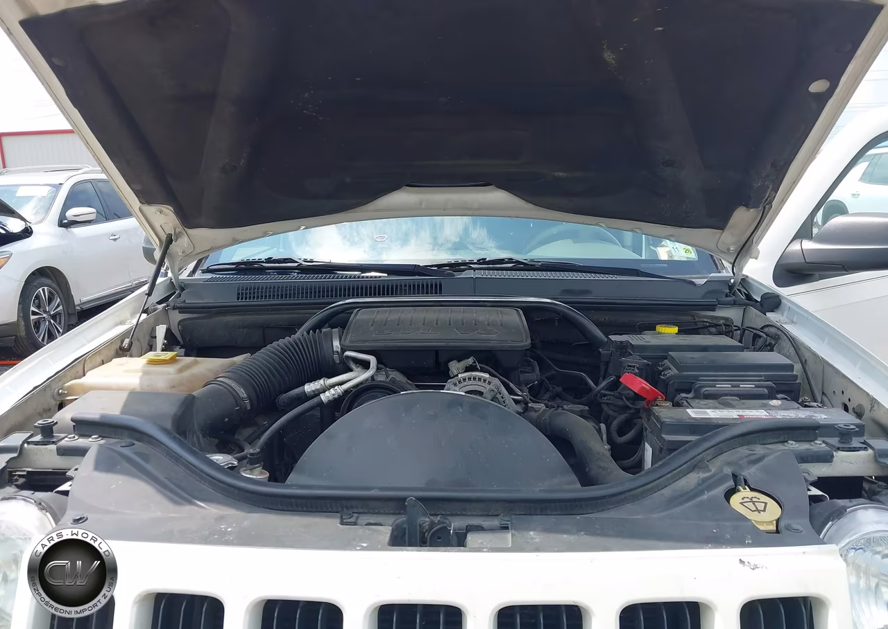 2010 Jeep Grand Cherokee Laredo VIN:1J4PS4GK3AC136737 - 10