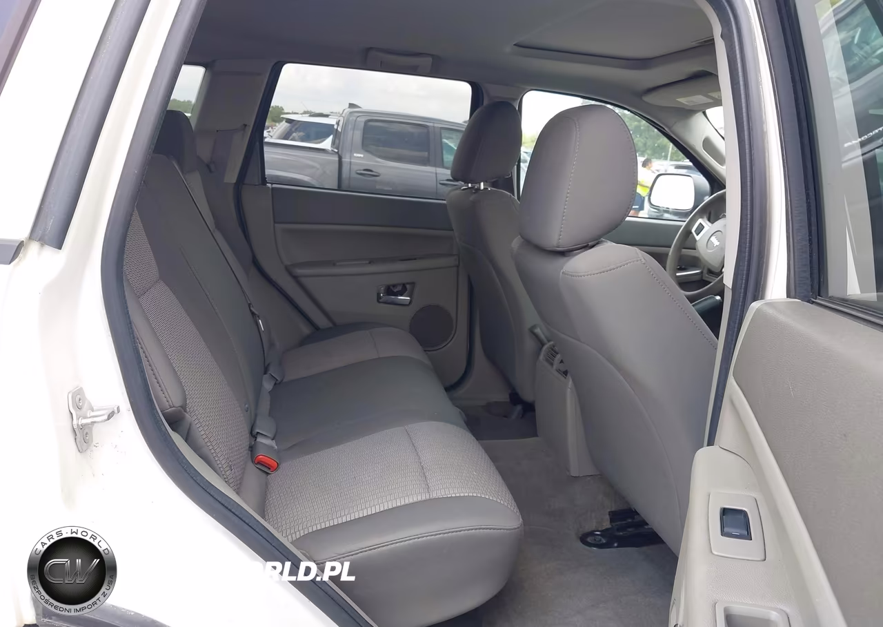 2010 Jeep Grand Cherokee Laredo VIN:1J4PS4GK3AC136737 - 8
