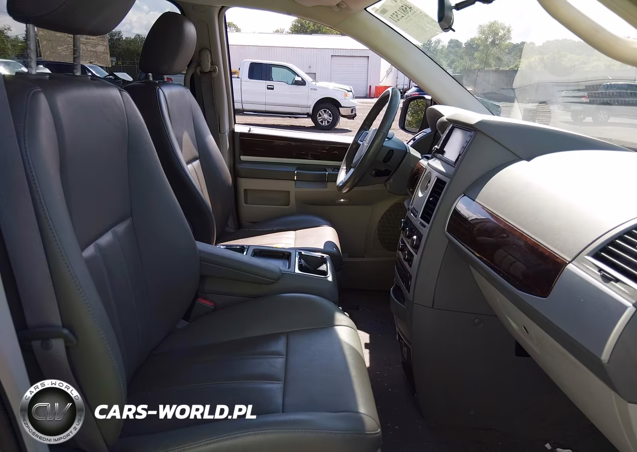 2010 Chrysler Town & Country Touring VIN:2A4RR5D12AR206077 - 5